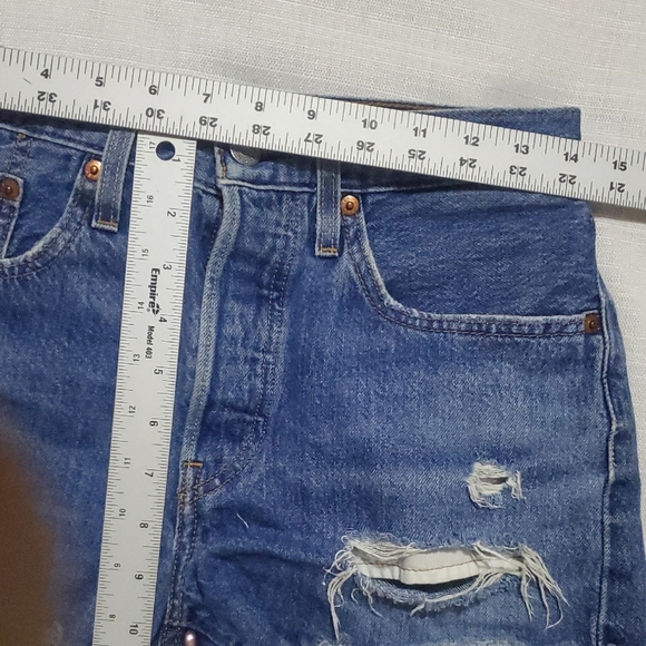 Levi's 501 Women's Denim Blue Distressed Shorts Size W26  Button Fly - Picture 10 of 10